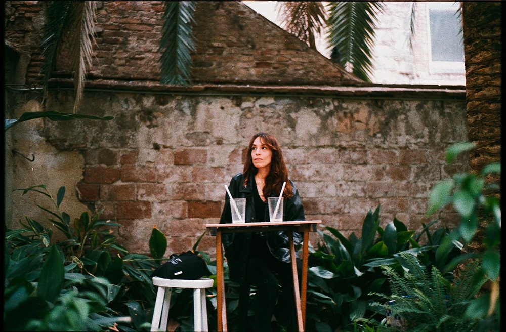 retrato, mujer, jardin, plantas, arboles, luz natural, dia