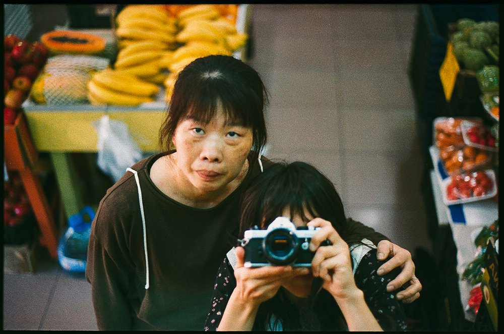 Retrato, mujer, cámara, colores, frutas